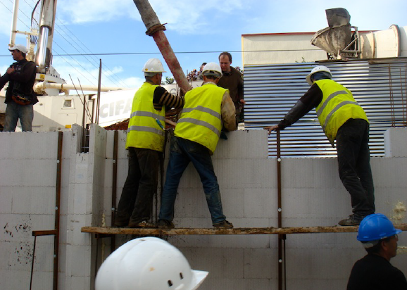 On coule le béton dans le coffrage