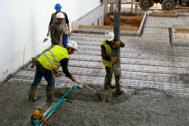 On coule le béton sur la dalle